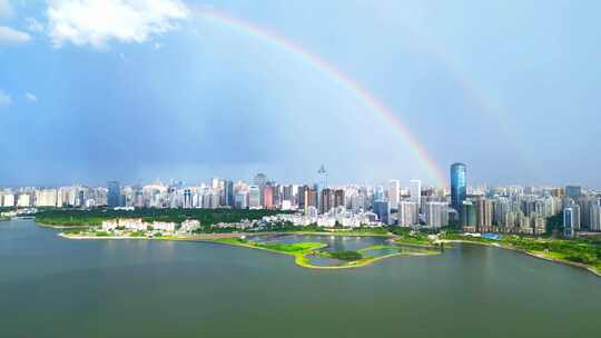 海南海口雨过天晴，航拍城市上空双彩虹