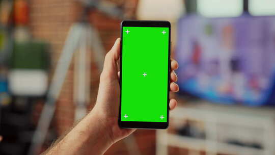 青少年手持带绿屏显示屏的智能手机