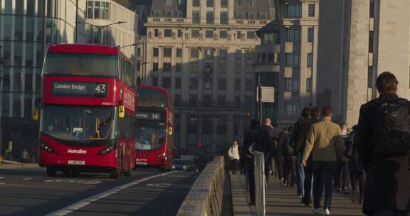 伦敦大桥上穿梭的行人和巴士