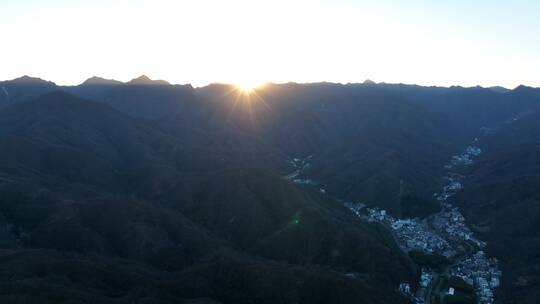 航拍山脉地质公园沟壑峰峦风光雄威高山湖泊