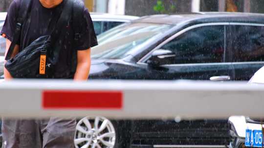 城市马路下雨天雨水雨滴街景街道街头风景风