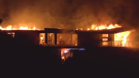 在加州文图拉致命的托马斯大火中有大房子完全被火焰吞没