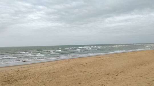 阴天海边沙滩与海浪景观