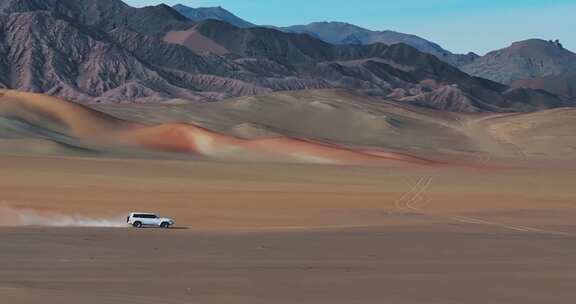 沙漠中行驶的越野车自驾游