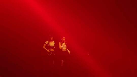 夜店酒吧现场演绎现场舞动观众