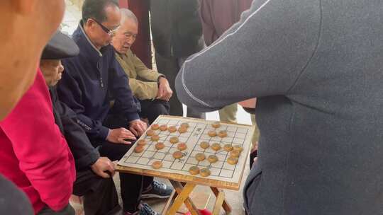 凉亭围观开下棋.