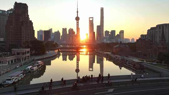 夕阳下桥梁与建筑倒影景观