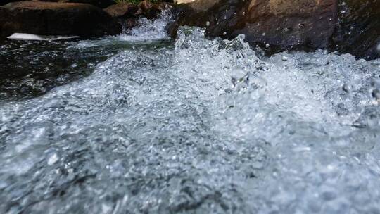 高清4K水下山泉水清澈透亮溪水水花水泡