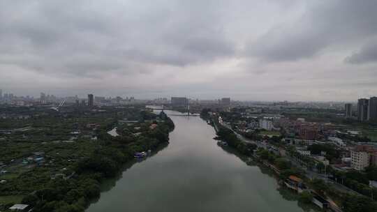 阴雨天的河流航拍