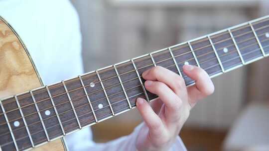 手正在演奏原声吉他特写指法品吉他颈