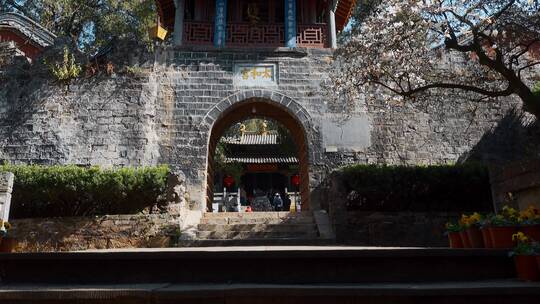 云南旅游景点昆明金殿太和宫城墙入口视频素材模板下载
