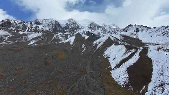 航拍川西贡嘎山区勒多曼因雪山风光