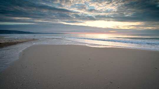 日出时的沙滩