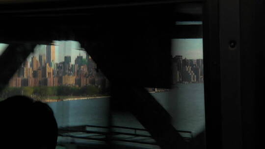从桥上看纽约天际线