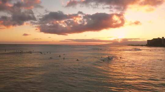 夕阳黄昏冲浪者在大海里水上运动