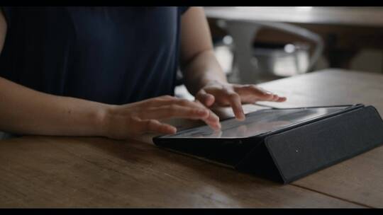 女人在平板电脑上打字视频素材模板下载