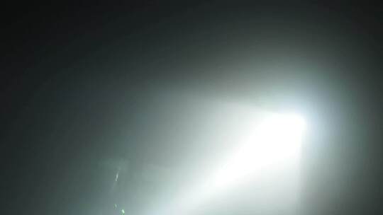 消防员在黑暗的大楼里用手电筒四处走动