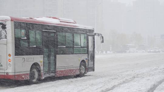 城市大雪交通