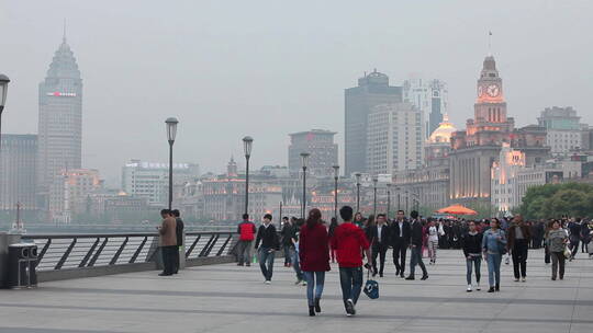 上海外滩站满了行人