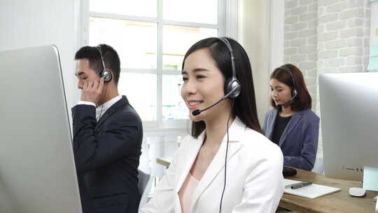4K 女客服在办公室跟客户电话沟通