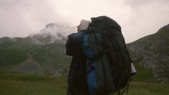 在山脚观察山顶浓雾的男子视频素材模板下载