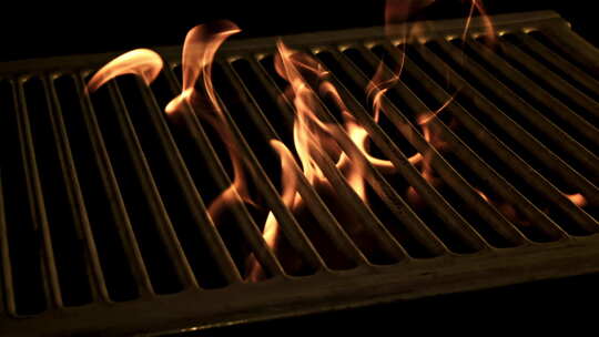 明亮的火焰在烤架上燃烧
