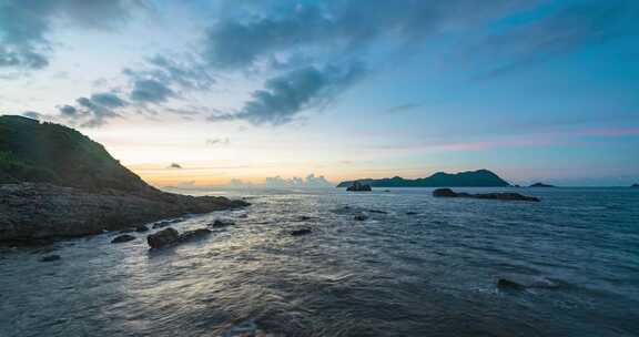 深圳大鹏半岛东冲海岸观三门岛的清晨