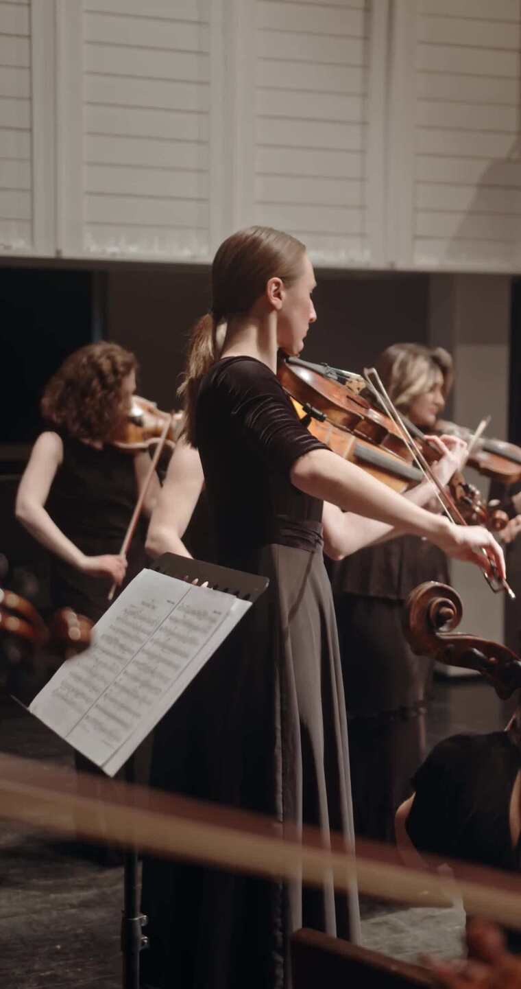 演奏音乐的管弦乐队