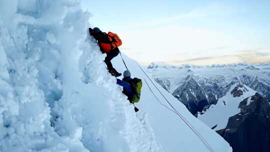 雪山攀登者挑战高难度登山动作