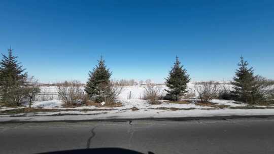 开车行驶在雪后公路 车窗外雪景