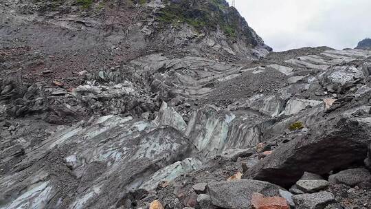 四川甘孜海螺沟冰川的徒步旅行者