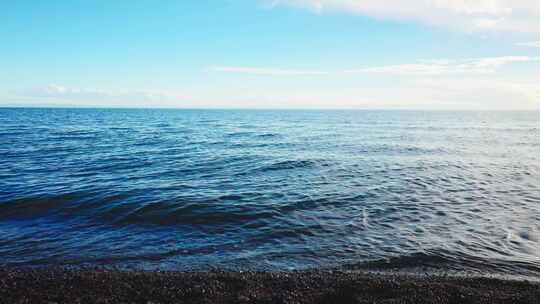 青海湖的蓝色湖水
