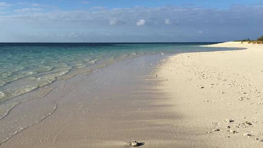 冲向沙滩的海浪