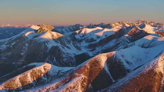 航拍雪山日照金山