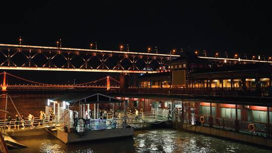 武汉长江码头观光游轮游客下船视频素材