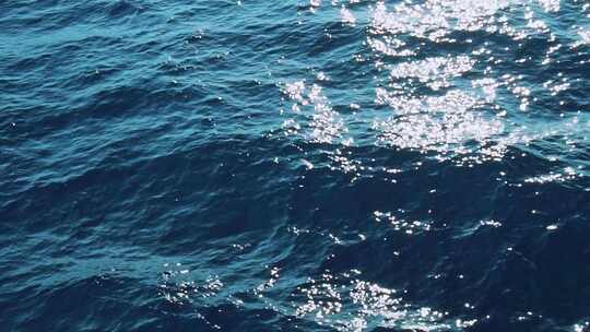 阳光下蓝色海浪的水面波纹