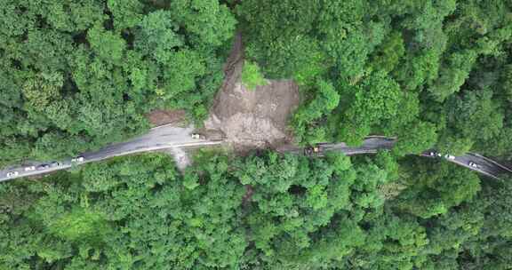 雨季泥水流塌方路段工程车抢修