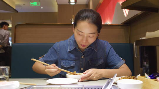 中国人美女餐厅吃火锅鸳鸯锅