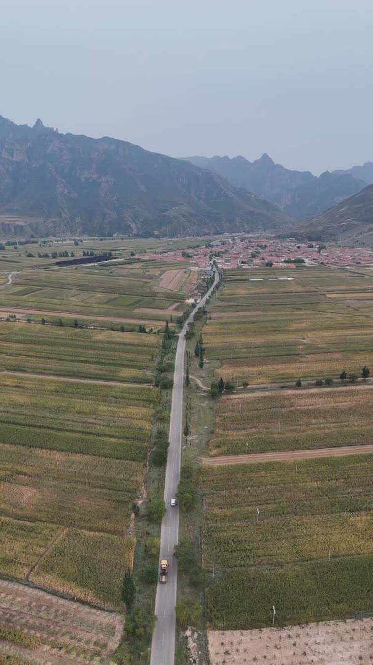 航拍乡村田野公路景象