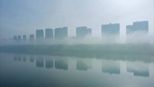 大雾河流和岸边建筑（4K）