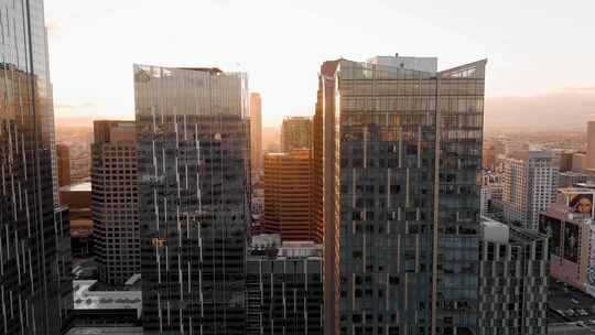 航拍加州洛杉矶市中心日出阳光照射摩天大楼