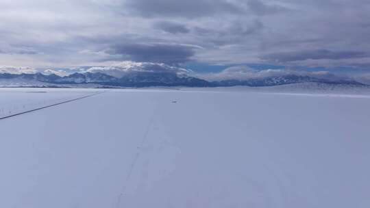 冬季新疆天山阿勒泰安集海雪山公路雪原云朵视频素材模板下载