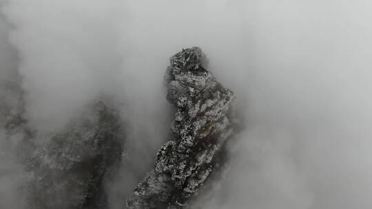梵净山云海冬季老金顶雾凇雪景无人机航拍