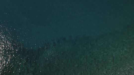 清澈的大海海水海平面视频素材模板下载