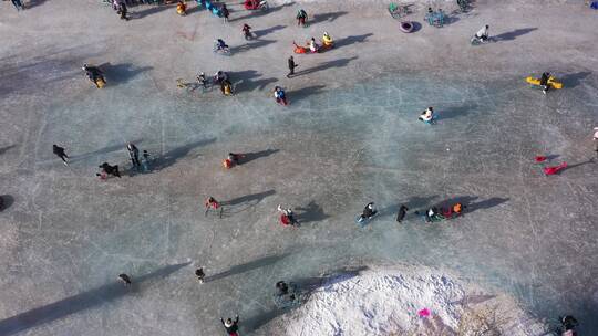 俯拍在冰上滑冰玩耍的人群