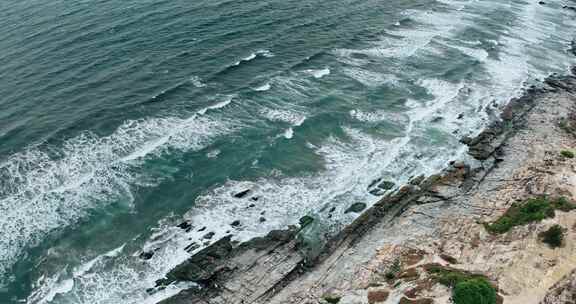 海岸礁石海浪航拍惠州黑排角惠东