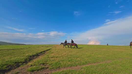 新疆伊犁喀拉峻草原上骑马