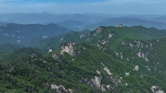 河南伏牛山山脉平顶山尧山层峦叠嶂的山峰