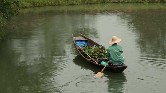 湖面划船的船夫