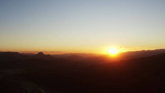 金黄夕阳下的山川大地